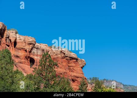 Paesaggio a basso angolo di verde sulla collina di roccia rossa, bianca e arancione allo Slide Rock state Park a Sedona, Arizona Foto Stock