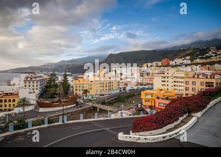 Spagna, Isole Canarie, isola di la Palma, Santa Cruz de la Palma, vista sulla città elevata con il Museo Navale, Museo Navale, dalla fortezza Castillo de la Virgen Foto Stock