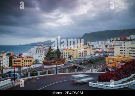 Spagna, Isole Canarie, isola di la Palma, Santa Cruz de la Palma, vista sulla città elevata con il Museo Navale, Museo Navale, dalla fortezza Castillo de la Virgen, crepuscolo Foto Stock