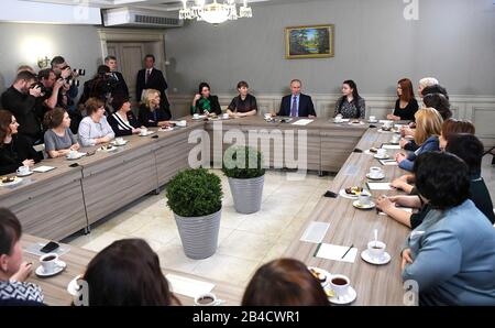 Regione Di Ivanovo, Russia. 06th Mar, 2020. Il presidente russo Vladimir Putin incontra i membri del pubblico durante una visita Allo Stabilimento Polet Ivanovo Parachute il 6 marzo 2020 a Ivanovo, in Russia. Credito: Aleksey Nikolskyi/Kremlin Pool/Alamy Live News Foto Stock