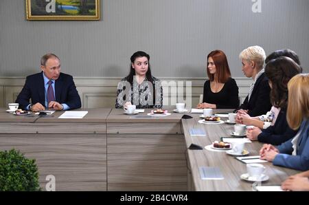 Regione Di Ivanovo, Russia. 06th Mar, 2020. Il presidente russo Vladimir Putin incontra i membri del pubblico durante una visita Allo Stabilimento Polet Ivanovo Parachute il 6 marzo 2020 a Ivanovo, in Russia. Credito: Aleksey Nikolskyi/Kremlin Pool/Alamy Live News Foto Stock