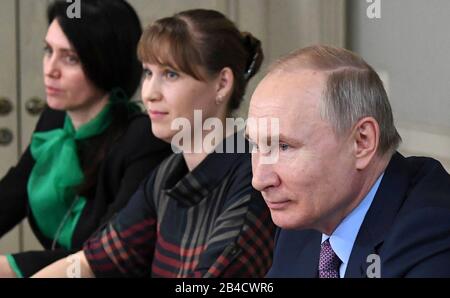 Regione Di Ivanovo, Russia. 06th Mar, 2020. Il presidente russo Vladimir Putin incontra i membri del pubblico durante una visita Allo Stabilimento Polet Ivanovo Parachute il 6 marzo 2020 a Ivanovo, in Russia. Credito: Aleksey Nikolskyi/Kremlin Pool/Alamy Live News Foto Stock