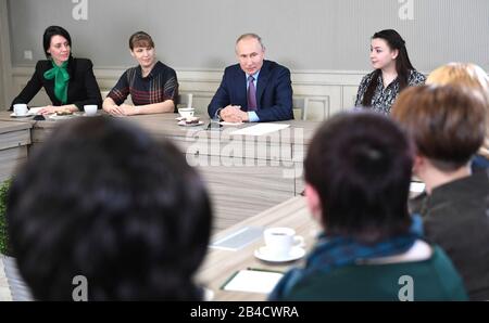 Regione Di Ivanovo, Russia. 06th Mar, 2020. Il presidente russo Vladimir Putin incontra i membri del pubblico durante una visita Allo Stabilimento Polet Ivanovo Parachute il 6 marzo 2020 a Ivanovo, in Russia. Credito: Aleksey Nikolskyi/Kremlin Pool/Alamy Live News Foto Stock