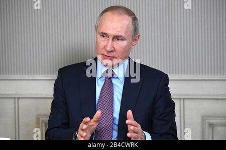 Regione Di Ivanovo, Russia. 06th Mar, 2020. Il presidente russo Vladimir Putin incontra i membri del pubblico durante una visita Allo Stabilimento Polet Ivanovo Parachute il 6 marzo 2020 a Ivanovo, in Russia. Credito: Aleksey Nikolskyi/Kremlin Pool/Alamy Live News Foto Stock