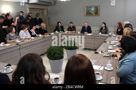 Regione Di Ivanovo, Russia. 06th Mar, 2020. Il presidente russo Vladimir Putin incontra i membri del pubblico durante una visita Allo Stabilimento Polet Ivanovo Parachute il 6 marzo 2020 a Ivanovo, in Russia. Credito: Aleksey Nikolskyi/Kremlin Pool/Alamy Live News Foto Stock