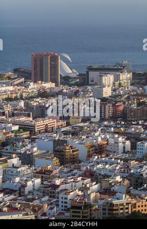 Spagna, Isole Canarie, Tenerife, Santa Cruz de Tenerife, vista sulla città e l'Auditorio de Tenerife progettato dall'architetto Santiago Calatrava Foto Stock