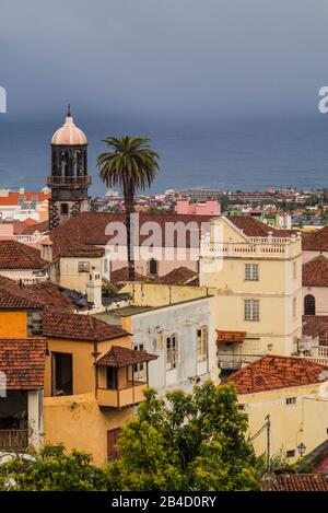 Spagna Isole Canarie Tenerife Island, La Orotava, elevati vista città con la Iglesia de Santo Domingo chiesa Foto Stock