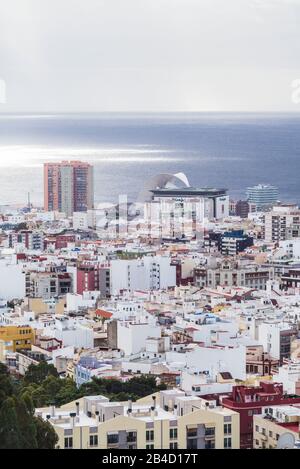 Spagna, Isole Canarie, Tenerife, Santa Cruz de Tenerife, vista sulla città e l'Auditorio de Tenerife progettato dall'architetto Santiago Calatrava Foto Stock