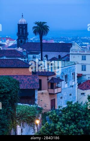 Spagna Isole Canarie Tenerife Island, La Orotava, elevati vista città con la Iglesia de Santo Domingo chiesa, alba Foto Stock