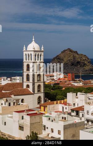 Spagna Isole Canarie Tenerife Island, Garachico, elevati vista città con la Iglesia de Santa Ana chiesa Foto Stock