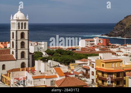 Spagna Isole Canarie Tenerife Island, Garachico, elevati vista città con la Iglesia de Santa Ana chiesa Foto Stock