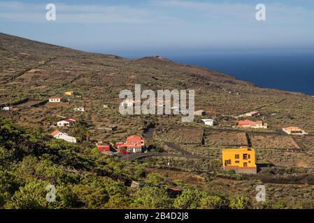 Spagna Isole Canarie El Hierro Island, costa nord, Pozo de las Calcosas, elevati vista villaggio Foto Stock