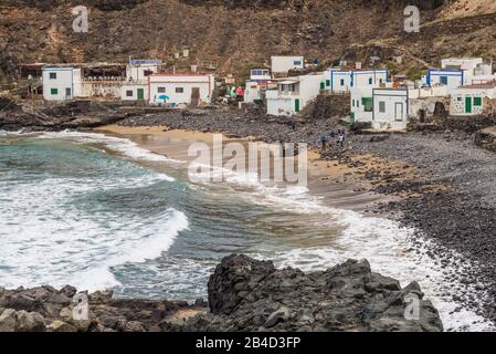 Spagna Isole Canarie Fuerteventura Island, Los Molinos, spiaggia di sabbia nera, west coast village Foto Stock