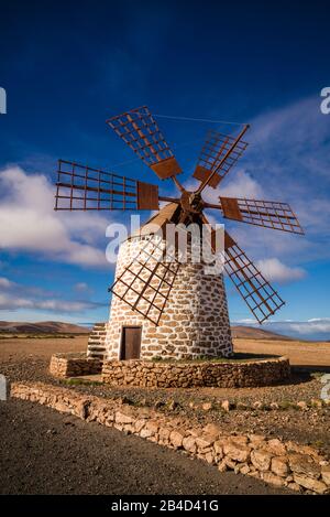 Spagna Isole Canarie Fuerteventura Island, Tindaya, tradizionale island windmill Foto Stock