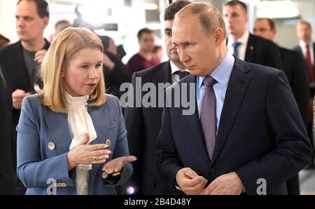 Regione Di Ivanovo, Russia. 06th Mar, 2020. Il presidente russo Vladimir Putin ha fatto un giro della Fabbrica Polet Ivanovo Parachute dal direttore generale Yulia Portnova 6 marzo 2020 a Ivanovo, Russia. Credito: Aleksey Nikolskyi/Kremlin Pool/Alamy Live News Foto Stock