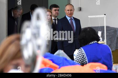 Regione Di Ivanovo, Russia. 06th Mar, 2020. Il presidente russo Vladimir Putin ha fatto un giro della Fabbrica Polet Ivanovo Parachute dal direttore generale Yulia Portnova 6 marzo 2020 a Ivanovo, Russia. Credito: Aleksey Nikolskyi/Kremlin Pool/Alamy Live News Foto Stock