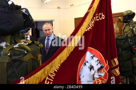 Regione Di Ivanovo, Russia. 06th Mar, 2020. Il presidente russo Vladimir Putin ha fatto un giro della Fabbrica Polet Ivanovo Parachute dal direttore generale Yulia Portnova 6 marzo 2020 a Ivanovo, Russia. Credito: Aleksey Nikolskyi/Kremlin Pool/Alamy Live News Foto Stock