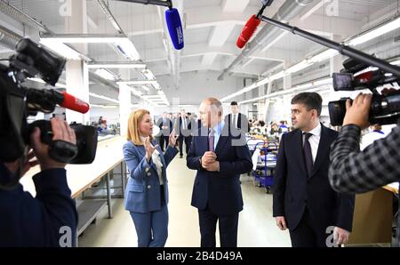 Regione Di Ivanovo, Russia. 06th Mar, 2020. Il presidente russo Vladimir Putin ha fatto un giro della Fabbrica Polet Ivanovo Parachute dal direttore generale Yulia Portnova 6 marzo 2020 a Ivanovo, Russia. Credito: Aleksey Nikolskyi/Kremlin Pool/Alamy Live News Foto Stock