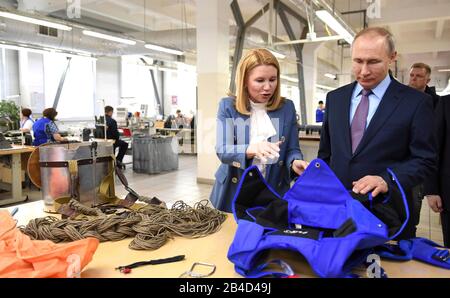 Regione Di Ivanovo, Russia. 06th Mar, 2020. Il presidente russo Vladimir Putin ha fatto un giro della Fabbrica Polet Ivanovo Parachute dal direttore generale Yulia Portnova 6 marzo 2020 a Ivanovo, Russia. Credito: Aleksey Nikolskyi/Kremlin Pool/Alamy Live News Foto Stock