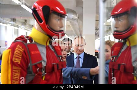 Regione Di Ivanovo, Russia. 06th Mar, 2020. Il presidente russo Vladimir Putin ha fatto un giro della Fabbrica Polet Ivanovo Parachute dal direttore generale Yulia Portnova 6 marzo 2020 a Ivanovo, Russia. Credito: Aleksey Nikolskyi/Kremlin Pool/Alamy Live News Foto Stock