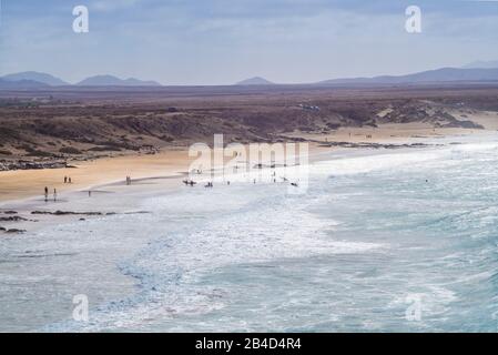 Spagna Isole Canarie Fuerteventura Island, El Cotillo, ad alto angolo di visione della Playa del Castillo Beach Foto Stock