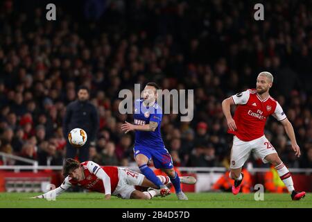 CAFU of Olympiacos combatte con Hector Bellerin (L) e Shkodran Mustafi (R) dell'Arsenal - Arsenal / Olympiacos, UEFA Europa League - Round of 32 Second Leg, Emirates Stadium, London, UK - 27th Febbraio 2020 Foto Stock