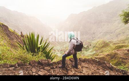 Isola Di Santo Antao, Capo Verde. Viaggiatore con zaino in escursione godendo vista della valle surreale Xo Xo e cresta di montagna. Foto Stock