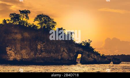 Tramonto sull'Enorme roccia sulla Splendida Crystal Bay di Nusa Penida, Bali Foto Stock