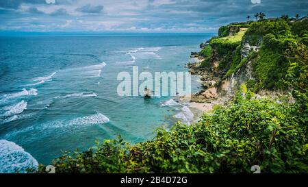 Rock on Impossible Beach in Evening Light, luxus cottage sulla collina, Bali Indonesia. Foto Stock