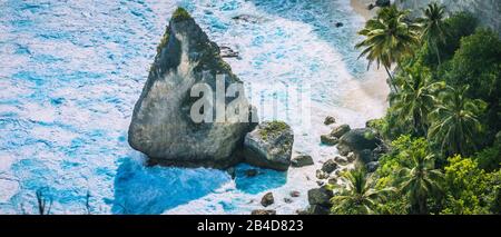 Close up del Rock in blu oceano Foram vicino Atuh Beach, Nusa Penida, Bali Indonesia. Foto Stock