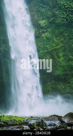 Incredibile cascata Nungnung vicino, Bali Indonesia Foto Stock