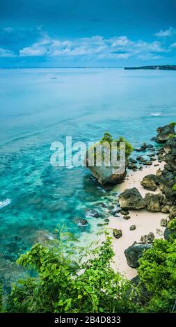 Rock On Impossible Beach In Evening Light, Bali Indonesia. Foto Stock