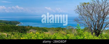 Bellissima Vista Di San Agung Vulcano A Bali Dall'Isola Di Nusa Penida. Parzialmente Coperto Da Nuvole. Indonesia. Foto Stock
