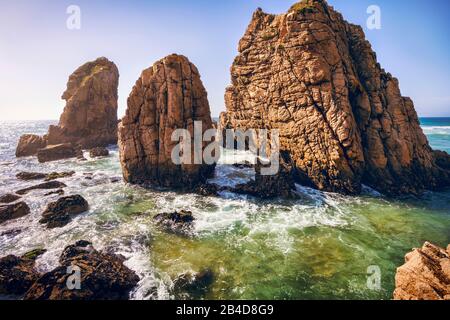 Spiaggia Di Ursa, Sintra, Portogallo. Epiche rocce di mare che si innalzano dall'oceano atlantico alla luce del tramonto. Foto Stock