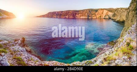 Baia mediterranea al tramonto ad Assos, isola di Cefalonia, Grecia Foto Stock