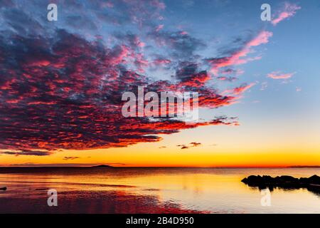 Tramonto e cielo nuvoloso sul mare Foto Stock