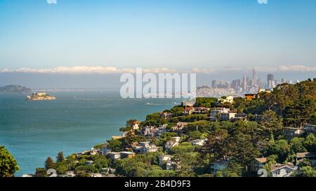 Sausalito collina con quartiere finanziario di San Francisco sullo sfondo e isola di alcatraz sulla sinistra. Baia di San Francisco, California, Stati Uniti. Foto Stock