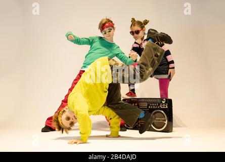 bambini unici, bambini allegri vestiti in stile hip hop, ragazzi danzanti, ragazzi di break dance Foto Stock