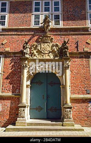 Europa, Germania, bassa Sassonia, Stade, Regione metropolitana di Amburgo, Città anseatica, Città Vecchia, Municipio di Hökerstraße, Barocco, costruito 1668, gruppo di visitatori, portale d'ingresso, Foto Stock