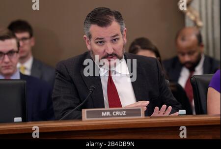 Commissione del Senato per il commercio, la scienza e lo spazio, sottocommissione per l'aviazione e il presidente dello spazio, Sen. Ted Cruz del Texas, Pone domande di Dogana e protezione Dei Confini Executive Assistant Commissioner for Operations Support William Ferrara durante una testimonianza in un'audizione per discutere il ruolo dell'industria del trasporto aereo nel mitigare la diffusione del nuovo coronavirus Disease COVID-19 su Capitol Hill 4 marzo 2020 a Washington, D.C. Foto Stock