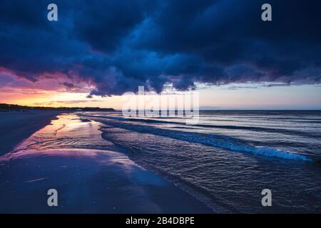 Spiaggia con nuvole drammatiche su Usedom Foto Stock