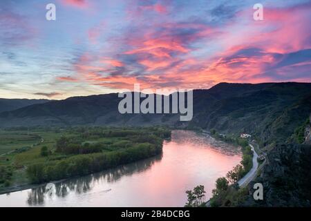 Dürnstein, Wachau, Waldviertel, Krems, Austria Inferiore, Austria, Europa. Il Danubio Loop vicino a Dürnstein dopo il tramonto Foto Stock
