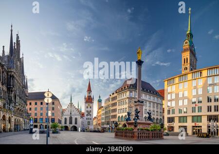 Il vecchio e il nuovo Municipio con Peterskirche, Marienplatz Monaco di Baviera, Baviera, Baviera, Germania, Europa Foto Stock