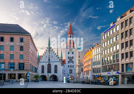 Centro Storico E Heiliggeistkirche, Marienplatz, Monaco Di Baviera, Alta Baviera, Baviera, Germania, Europa Foto Stock