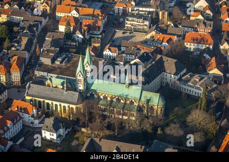 Veduta aerea, Basilica di pellegrinaggio della Visitazione della Vergine Maria, Monastero Francescano, Walburgisstraße, Werl, Soester Börde, Renania Settentrionale-Vestfalia, Germania Foto Stock