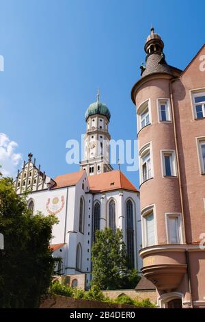 Eckerker a Kirchgasse e Basilica di S. Ulrich e Afra, Ulrichsviertel, Augusta, Svevia, Baviera, Germania Foto Stock