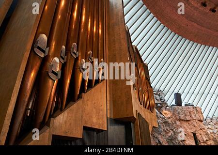 Foto interna della Chiesa Temppeliaukio a Helsinki, Finlandia, organo Foto Stock