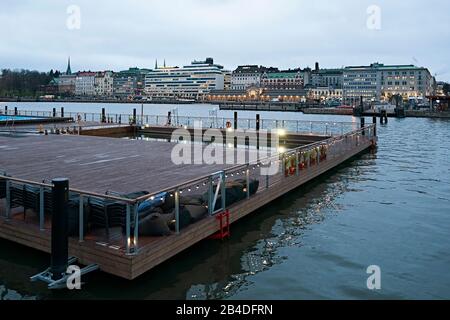 Schwimmmendes Freibad a Helsinki, der Allas Sea Pool im Südhafen der Stadt Foto Stock