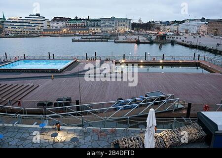 Schwimmmendes Freibad a Helsinki, der Allas Sea Pool im Südhafen der Stadt Foto Stock