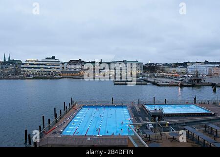 Schwimmmendes Freibad a Helsinki, der Allas Sea Pool im Südhafen der Stadt Foto Stock